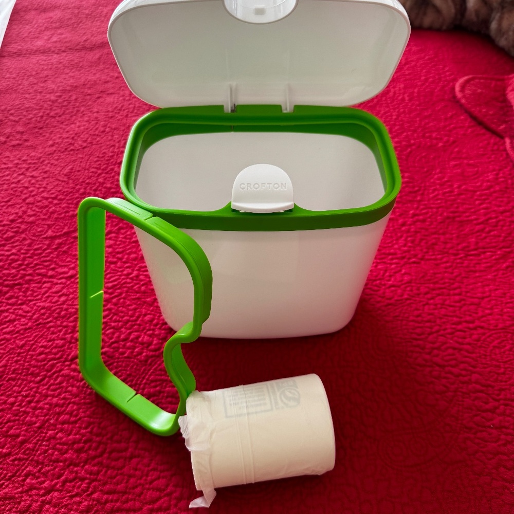 Countertop compost container